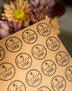 Kraftpapier-Stickerbögen mit runden „Herzlichen Dank“-Stickern in schwarzem Handlettering, gehalten