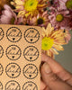 Kraftpapier-Stickerbogen mit runden „Für dich“-Stickern in schwarzem Handlettering und gewellter Umrandung. Papiersticker für Geschenke, Karten und liebevolle Aufmerksamkeiten.