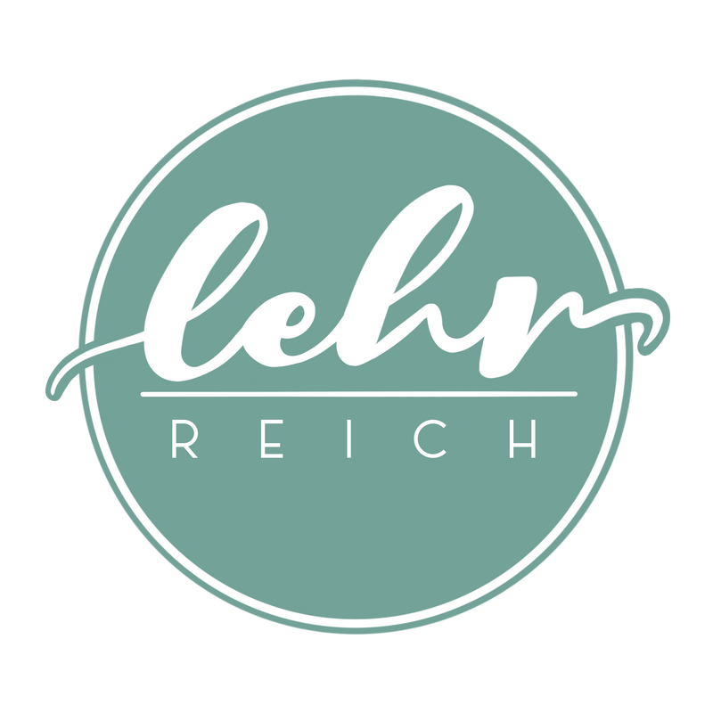 Lehrreich bietet kreative Unterrichtsmaterialien. Durchdacht und differenziert.  Handgefertigte Schulstempel und speziell für die Schule designte Sticker. Alles aus umweltfreundlichen Materialien und mit Liebe zum Detail. Ideal für Lehrer*innen, die hochwertig und liebevolle Tools für den Unterricht suchen.